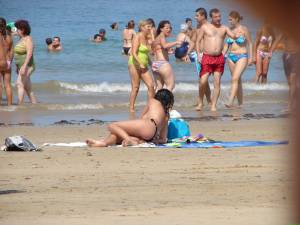 Dangerous-Spying-Topless-Teens-On-The-Beach-p7nhqhcyff.jpg