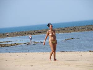 Dangerous Spying Topless Teens On The Beach-17nhqh32gx.jpg