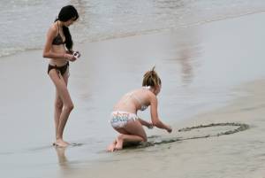 Teen Beach Voyeur Spy - Writing in the sand-r7nia5fpud.jpg