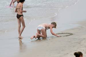 Teen Beach Voyeur Spy - Writing in the sand-27nia5e2xj.jpg