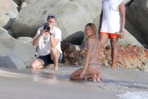 Candice Swanepoel â€“ Victoriaâ€™s Secret Bikini Photoshoot Candids in the Carib-j7ni6e7mph.jpg