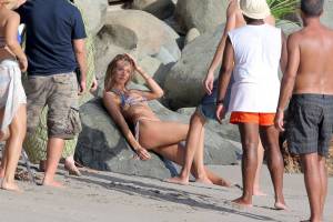 Candice Swanepoel â€“ Victoriaâ€™s Secret Bikini Photoshoot Candids in the Carib-x7ni6ek50e.jpg