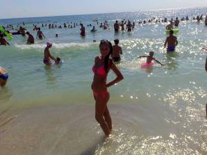 On vacation with her mother at Mamaia Beach. (30pics)-o7nik3fbfh.jpg
