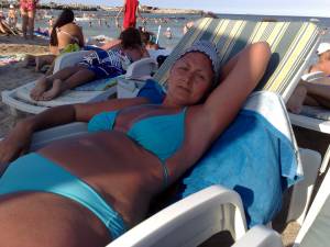 On vacation with her mother at Mamaia Beach. (30pics)v7nik2qu5m.jpg