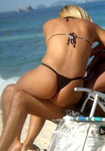 Girl-with-sexy-ass-on-the-beach-17nir0m0e3.jpg