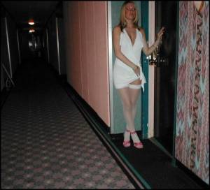 Blonde posing in a motel room (196 Pics)-n7n07aob55.jpg