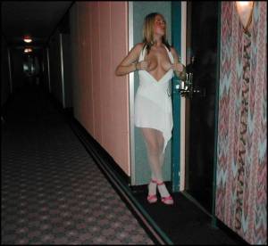 Blonde-posing-in-a-motel-room-%28196-Pics%29-j7n07anerm.jpg