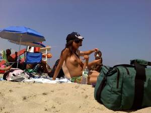 Nude-Beach-Voyeur-Spy-x84-g7n0pof1h0.jpg