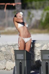 Alejandra-Guilmant-%C3%A2%E2%82%AC%E2%80%9C-Bikini-Topless-Photoshoot-Canddids-in-Miami-Beach-p7n1cwd5gj.jpg