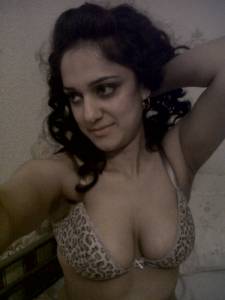 Hot-N-Sexy-Indian-Lady-Shows-her-her-sexy-boobs-x16-a7n1stvnu2.jpg
