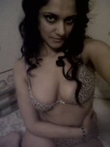 Hot-N-Sexy-Indian-Lady-Shows-her-her-sexy-boobs-x16-17n1stxaap.jpg
