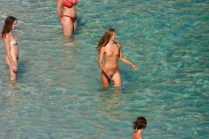 Spying-Naked-Teens-On-The-Beach-%5Bx43%5D-e7n22f54iu.jpg