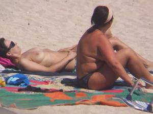 Mature women on the beach (142 foto)-i7n2se4tz1.jpg