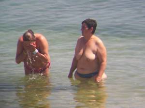 Mature women on the beach (142 foto)-p7n2sdrw6y.jpg