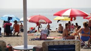 Some beach voyeur pics from the south of Spain x14q7n2xqibdg.jpg