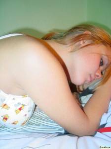 Amateur teen girlfriend posing in Bed [x188]-d7n3g27pe0.jpg