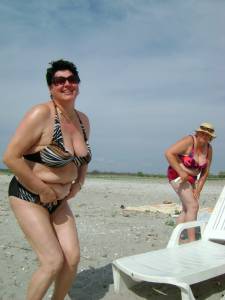 Old women at sea. Sulina Beach. Romania x178-o7n3ximqn2.jpg