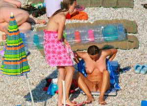 Mother And Daughter - Nude Beach (31 Pics)-j7n4mt01vx.jpg