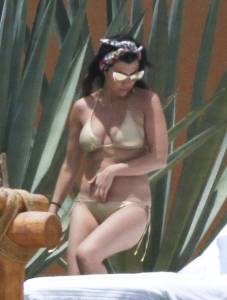 Kourtney Kardashian â€“ Bikini Candids in Mexico 217n5f8kzfk.jpg