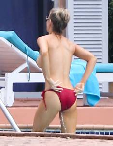 Joanna Krupa â€“ Topless Bikini Candids in Miami (NSFW)-17n5f4ifwj.jpg