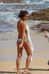 Irina Shayk â€“ Sports Illustrated Topless Photoshoot Candids in Hawaii-c7n5f20gme.jpg
