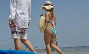 Italian Girls On The Beach x102-b7n7v4vlud.jpg