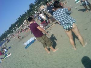 Italian Girls On The Beach x102-j7n7v7akqc.jpg