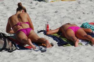 Italian Girls On The Beach x102-x7n7v6i3o0.jpg