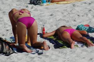Italian-Girls-On-The-Beach-x102-h7n7v6gqqa.jpg