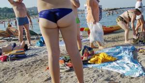 Italian Girls On The Beach x102-c7n7v4sxh2.jpg