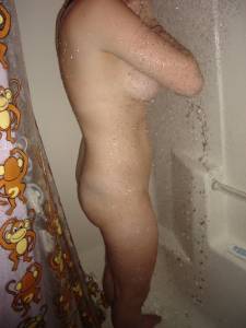 Girlfriend Shower x17-y7n9590ffz.jpg