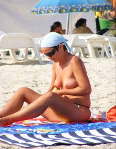 Topless-Girls-at-Mamaia-Beach-%2848-Pics%29-f7njnv0dha.jpg