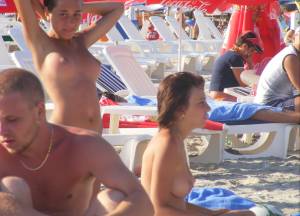 Topless Girls at Mamaia Beach (48 Pics)57njnuwime.jpg