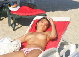 Topless-Girls-at-Mamaia-Beach-%2848-Pics%29-57njnu9xki.jpg