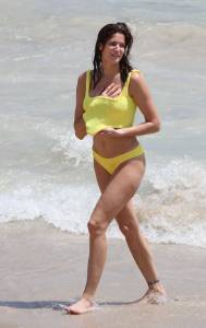 Stephanie Seymour â€“ Nipslip Candids at the Beach in St. Barth (NSFW)-b7nkpgqqqk.jpg