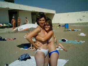 Romanian Beach Friends-g7np6uha3f.jpg