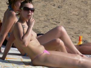 Russian-Girls-On-The-Beach-h7np711jqf.jpg