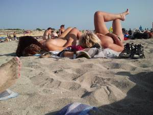 Spying-girls-on-the-beach-mixed-x75-q7nrth5vb4.jpg