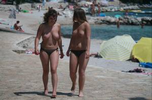2 nudist teens (topless)-g7nsp0p0aq.jpg