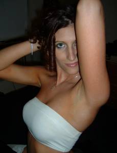 Sexy-Brunette-loves-to-show-her-Hot-Body-%28197-Pics%29-p7nswct6oy.jpg