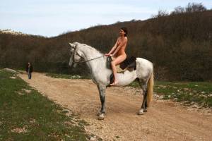NiR 2012-09-07 Vika A. - Horse Riding on the Ai-Petri Mountaind7nt4q0gw7.jpg