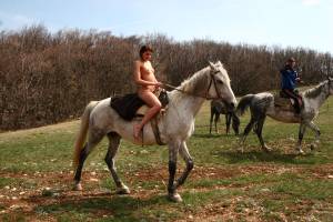 NiR 2012-09-07 Vika A. - Horse Riding on the Ai-Petri Mountainl7nt4pgrz1.jpg