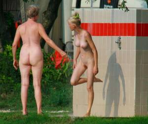 Nudist-Blonde-With-Her-Mom-%28125-Pics%29-27nt7vlo76.jpg