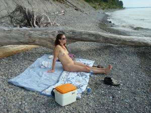 Amateur-girlfriend-naked-on-the-beach-x71-a7nurf9iry.jpg