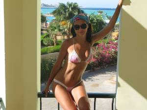 Sexy-bikini-babe-posing-on-vacation-%5Bx108%5D-17nwbm1blf.jpg