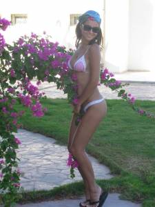 Sexy bikini babe posing on vacation [x108]-n7nwbm0ul6.jpg