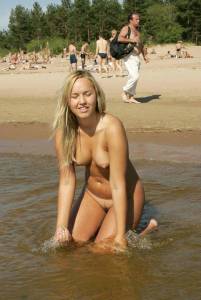 Blonde Beach Nudist x27-e7nwlv9wrm.jpg