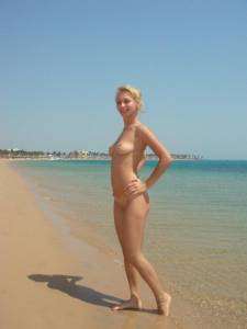 Blonde Girl on the Beach x18-m7nwlwbqrv.jpg