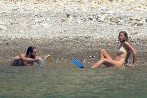 Heidi-Klum-%E2%80%93-Bikini-Topless-Candids-in-Italy-b7nxt3trk6.jpg
