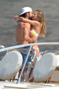 Heidi Klum – Bikini Topless Candids in Italy47nxt3kqg1.jpg